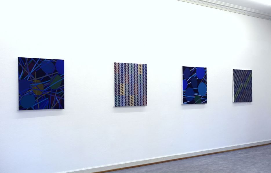 Ausstellungsansicht im Künstlerhaus Bregenz mit mehreren Bildern aus den Serien der Ovalkformationen und der Strings
